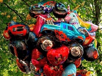 16. Kastanienblütenfest 2018 06  Luftballons unter den Kastanienblüten